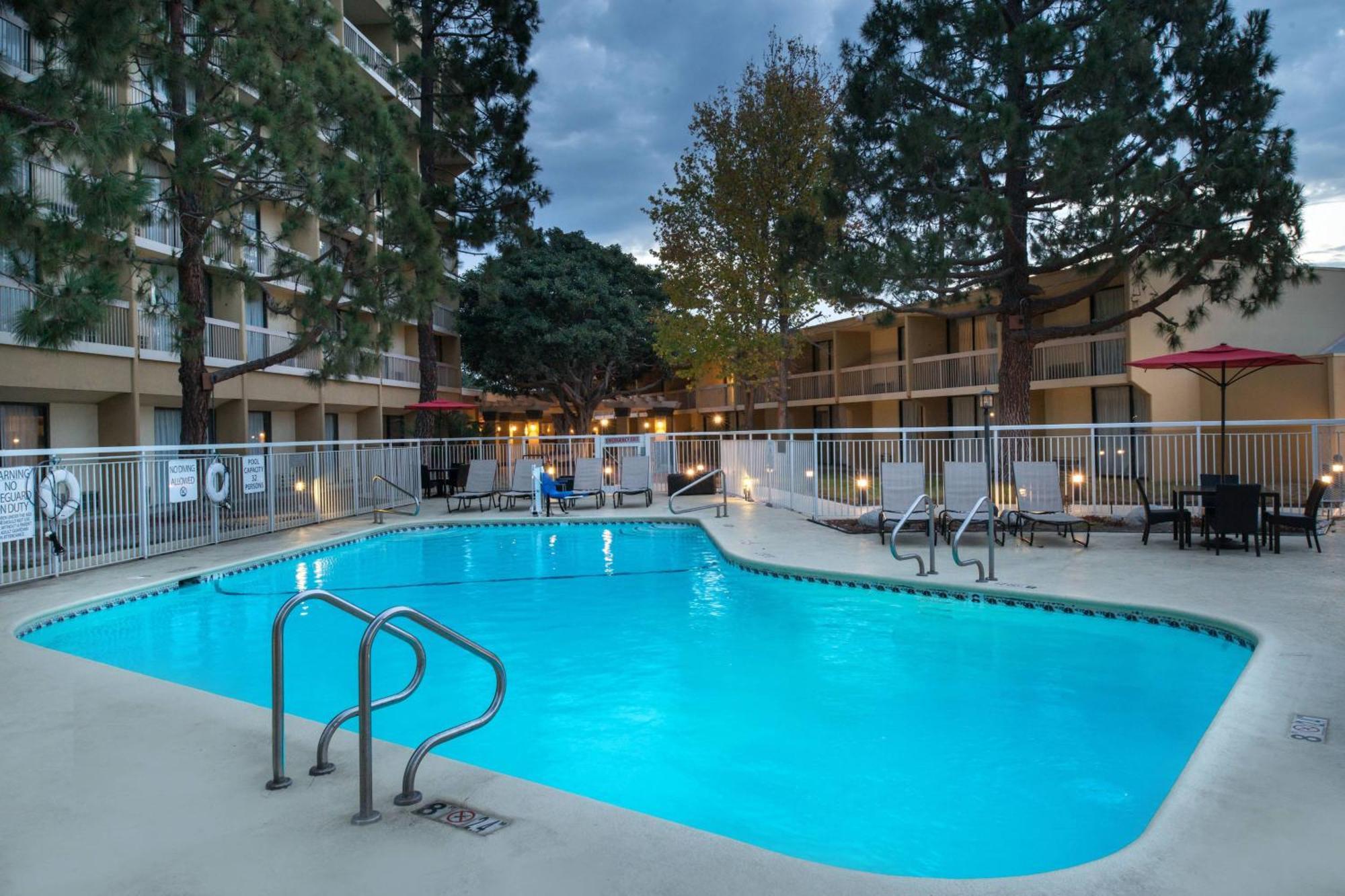Courtyard By Marriott Oxnard/Ventura Hotel Екстериор снимка