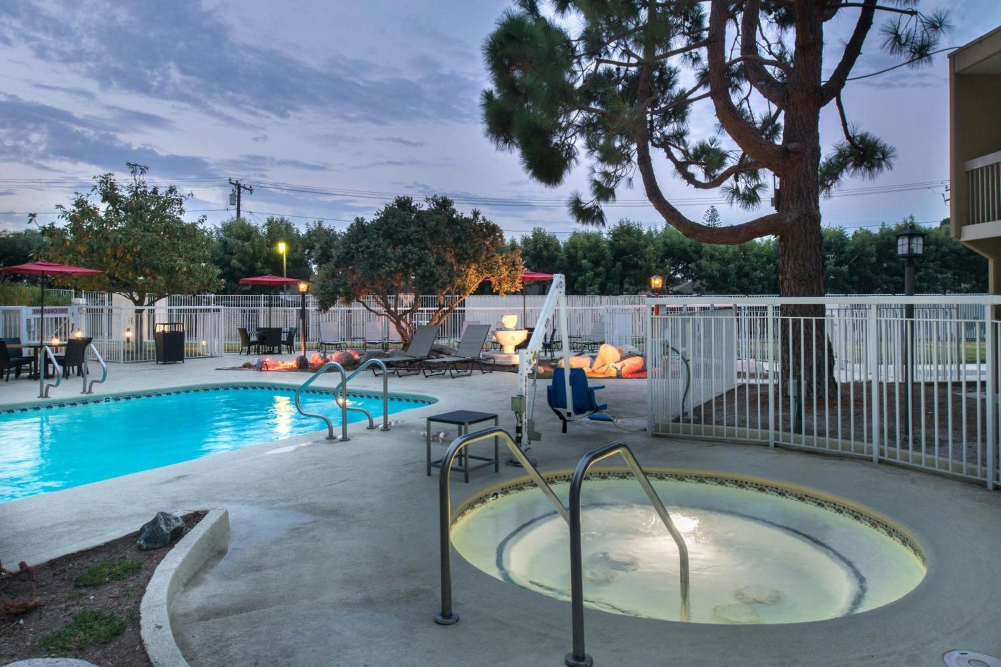 Courtyard By Marriott Oxnard/Ventura Hotel Екстериор снимка