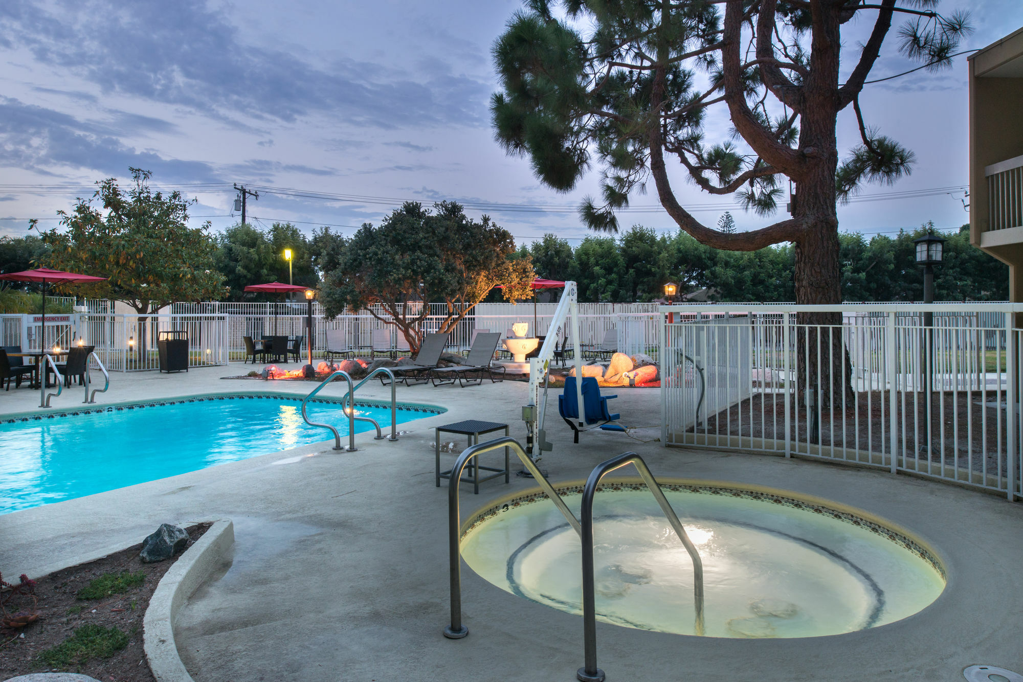 Courtyard By Marriott Oxnard/Ventura Hotel Екстериор снимка